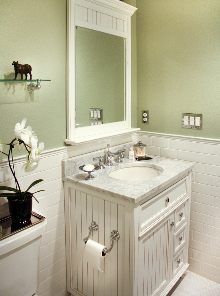 Idéer för ett litet klassiskt badrum med dusch, med ett undermonterad handfat, möbel-liknande, vita skåp, marmorbänkskiva, vit kakel, tunnelbanekakel, gröna väggar och klinkergolv i keramik