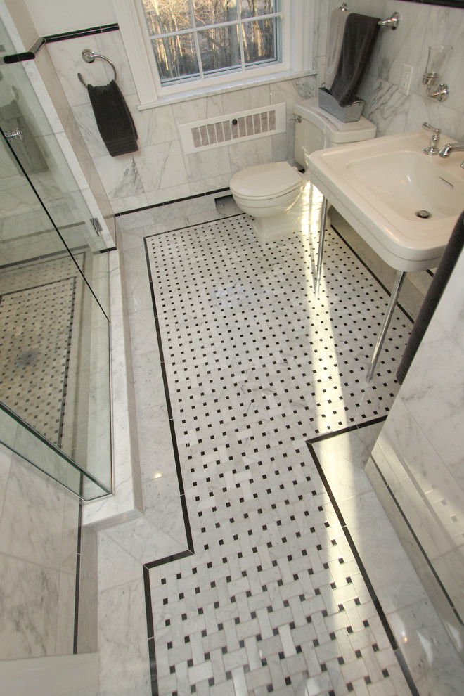 На фото: ванная комната среднего размера в классическом стиле с душем в нише, унитазом-моноблоком, черно-белой плиткой, каменной плиткой, белыми стенами, мраморным полом, душевой кабиной и раковиной с пьедесталом