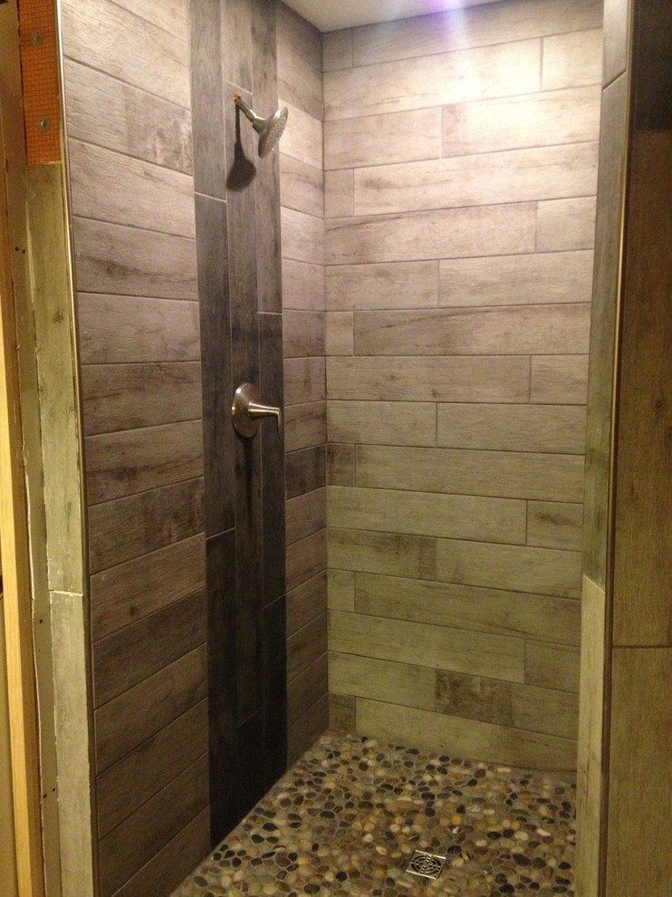 Inspiration för ett mellanstort rustikt en-suite badrum, med en hörndusch, grå kakel och keramikplattor