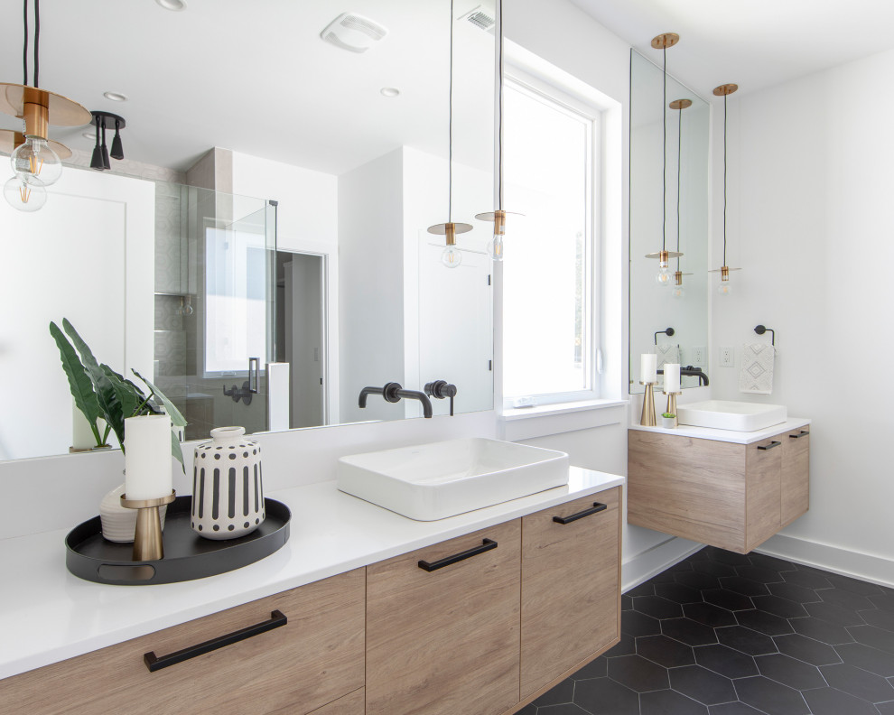 Modernes Badezimmer En Suite mit flächenbündigen Schrankfronten, hellen Holzschränken, Quarzwerkstein-Waschtisch und weißer Waschtischplatte in Charlotte