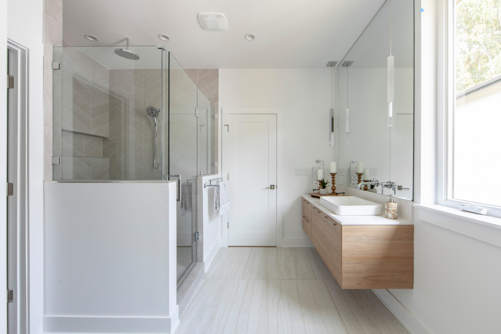 На фото: главная ванная комната в современном стиле с плоскими фасадами, угловым душем, настольной раковиной, столешницей из искусственного кварца, душем с распашными дверями и белой столешницей