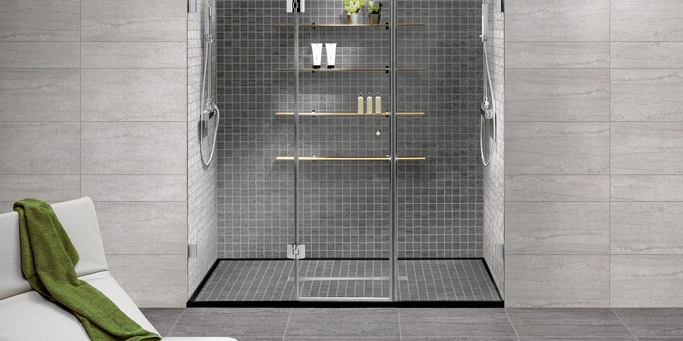 Idee per una stanza da bagno contemporanea con doccia a filo pavimento, piastrelle grigie, piastrelle in gres porcellanato, pareti grigie, pavimento in gres porcellanato, pavimento nero e porta doccia a battente
