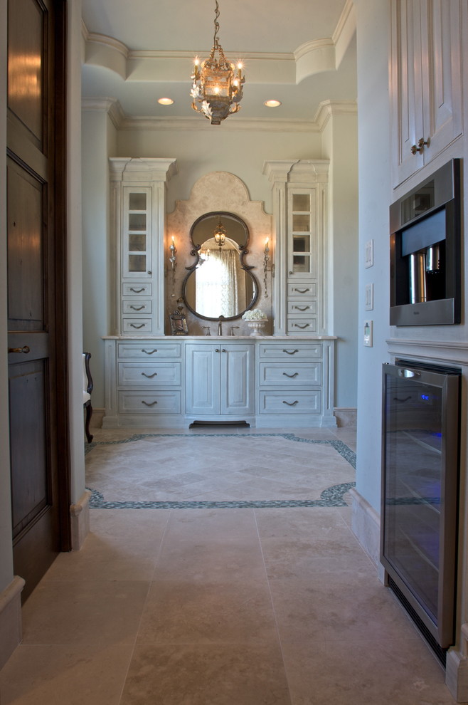Immagine di una stanza da bagno padronale mediterranea con piastrelle in pietra e pavimento in travertino