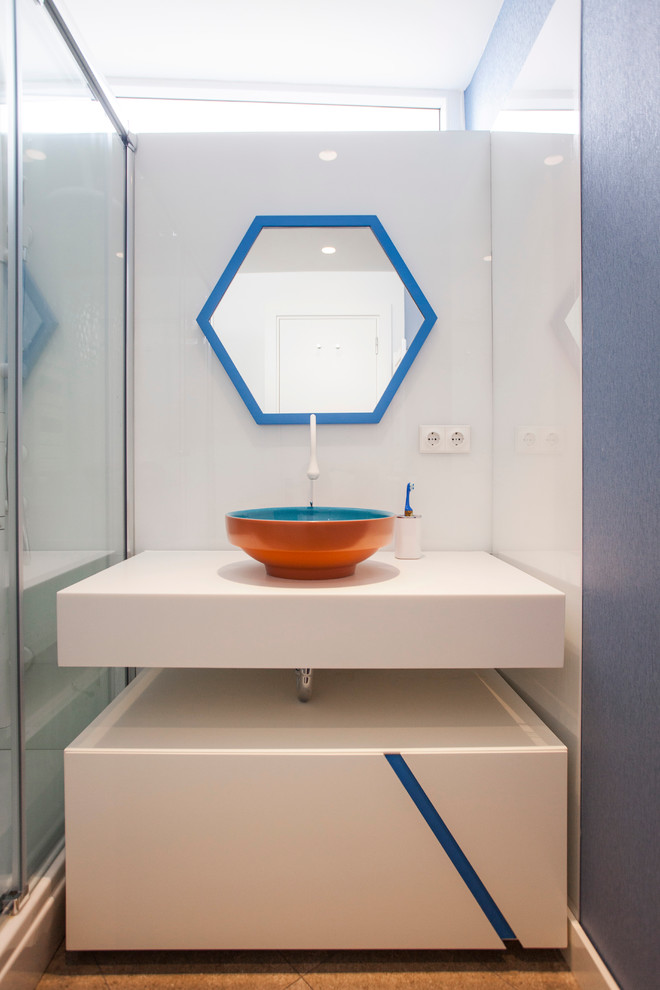 Diseño de cuarto de baño contemporáneo con lavabo sobreencimera y puertas de armario blancas