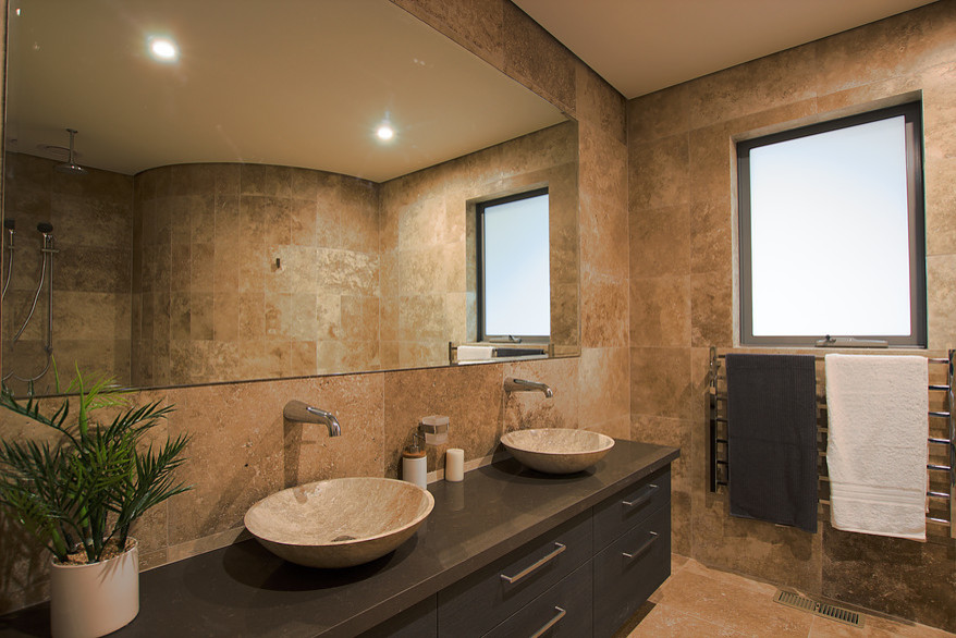Свежая идея для дизайна: главная ванная комната в современном стиле с открытым душем, бежевой плиткой, настольной раковиной и столешницей из искусственного кварца - отличное фото интерьера