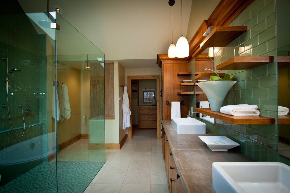 Свежая идея для дизайна: большая главная ванная комната в стиле неоклассика (современная классика) с фасадами в стиле шейкер, темными деревянными фасадами, отдельно стоящей ванной, душем без бортиков, зеленой плиткой, плиткой кабанчик, бежевыми стенами, полом из керамической плитки, настольной раковиной, столешницей из бетона, бежевым полом, душем с распашными дверями и бежевой столешницей - отличное фото интерьера