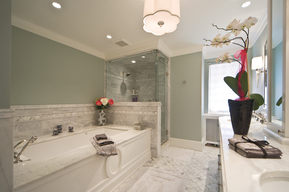 Inspiration för ett stort vintage en-suite badrum, med ett undermonterad handfat, vita skåp, ett undermonterat badkar, en hörndusch, grå kakel, marmorkakel, gröna väggar, marmorgolv, marmorbänkskiva, vitt golv och dusch med gångjärnsdörr