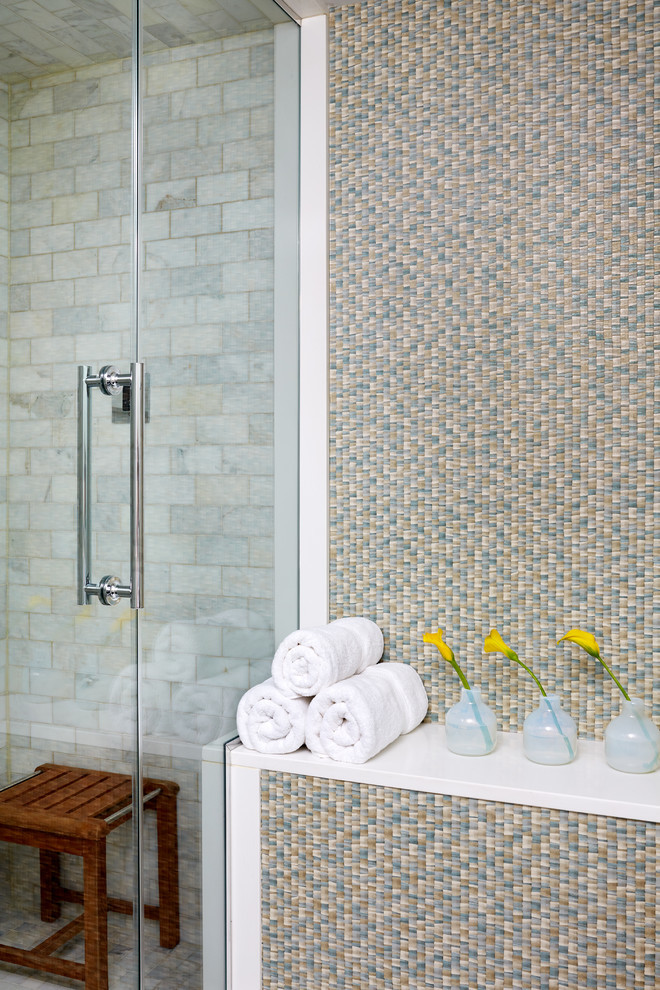 Пример оригинального дизайна: ванная комната среднего размера в современном стиле с фасадами в стиле шейкер, фиолетовыми фасадами, ванной в нише, душем над ванной, унитазом-моноблоком, бежевой плиткой, мраморной плиткой, синими стенами, мраморным полом, душевой кабиной, врезной раковиной, мраморной столешницей и шторкой для ванной