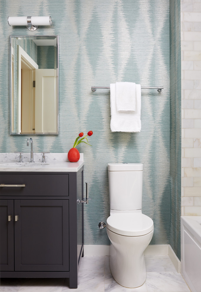 Idéer för mellanstora funkis badrum med dusch, med skåp i shakerstil, lila skåp, ett badkar i en alkov, en dusch/badkar-kombination, en toalettstol med hel cisternkåpa, beige kakel, marmorkakel, blå väggar, marmorgolv, ett undermonterad handfat, marmorbänkskiva, vitt golv och dusch med duschdraperi