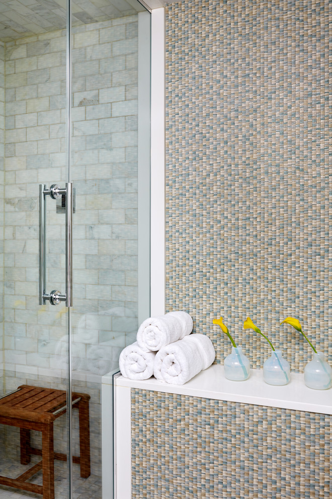 На фото: ванная комната в современном стиле с угловым душем, разноцветной плиткой, плиткой мозаикой, разноцветными стенами, мраморным полом, бежевым полом и душем с распашными дверями