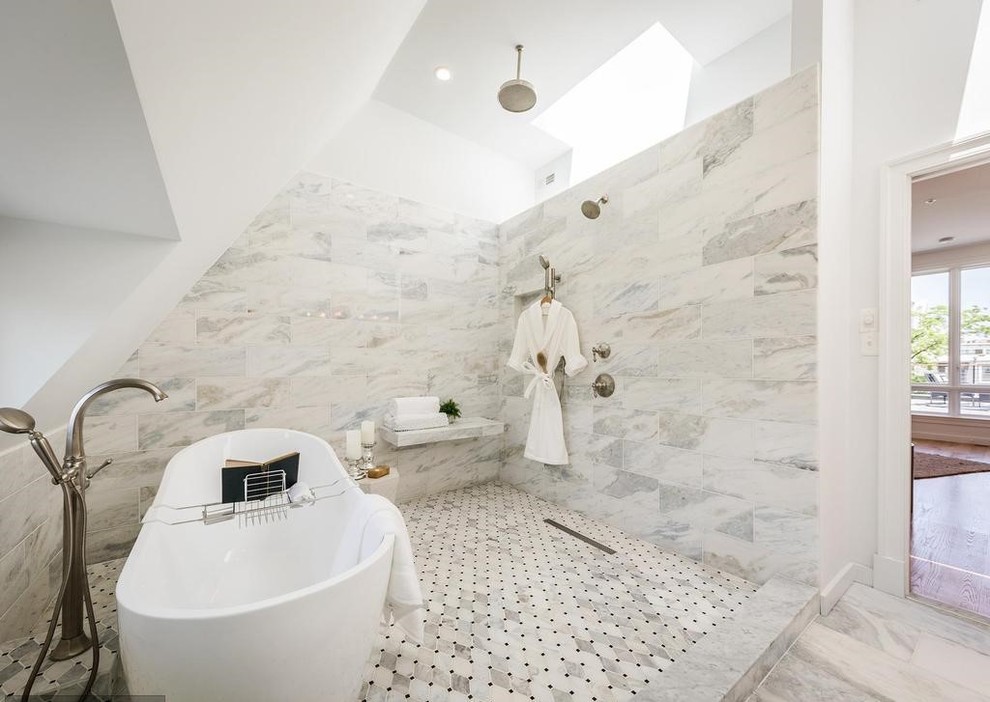 Klassisches Badezimmer En Suite mit freistehender Badewanne, offener Dusche, grauen Fliesen, grauem Boden und offener Dusche in Washington, D.C.