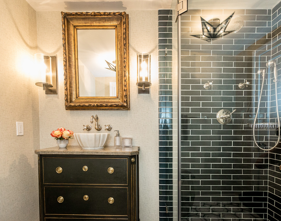 Idéer för att renovera ett mellanstort vintage flerfärgad flerfärgat badrum med dusch, med möbel-liknande, svarta skåp, en hörndusch, vita väggar, klinkergolv i keramik, ett fristående handfat, granitbänkskiva, flerfärgat golv och dusch med gångjärnsdörr