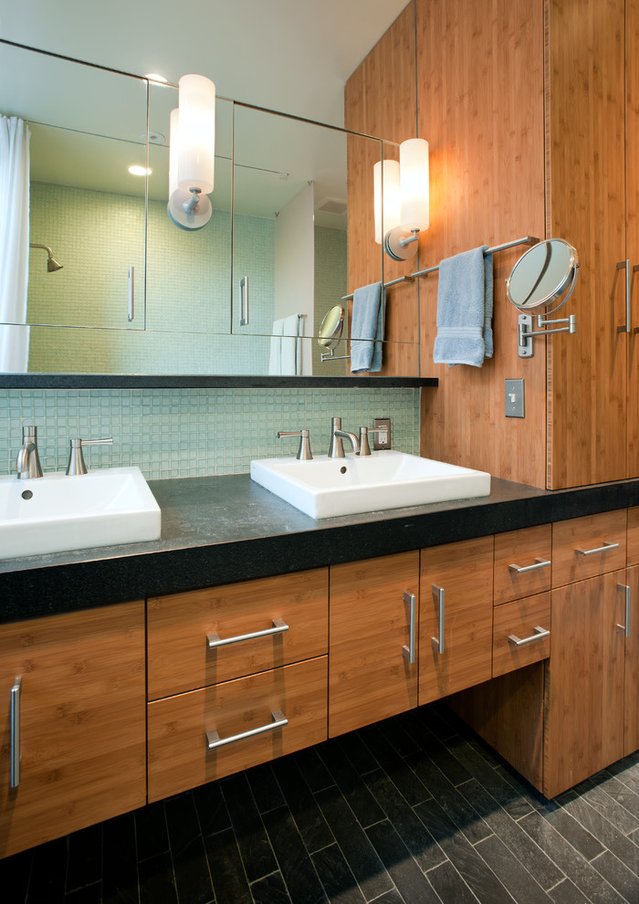 Idées déco pour une salle de bain principale contemporaine en bois brun avec un lavabo posé, un carrelage vert et mosaïque.