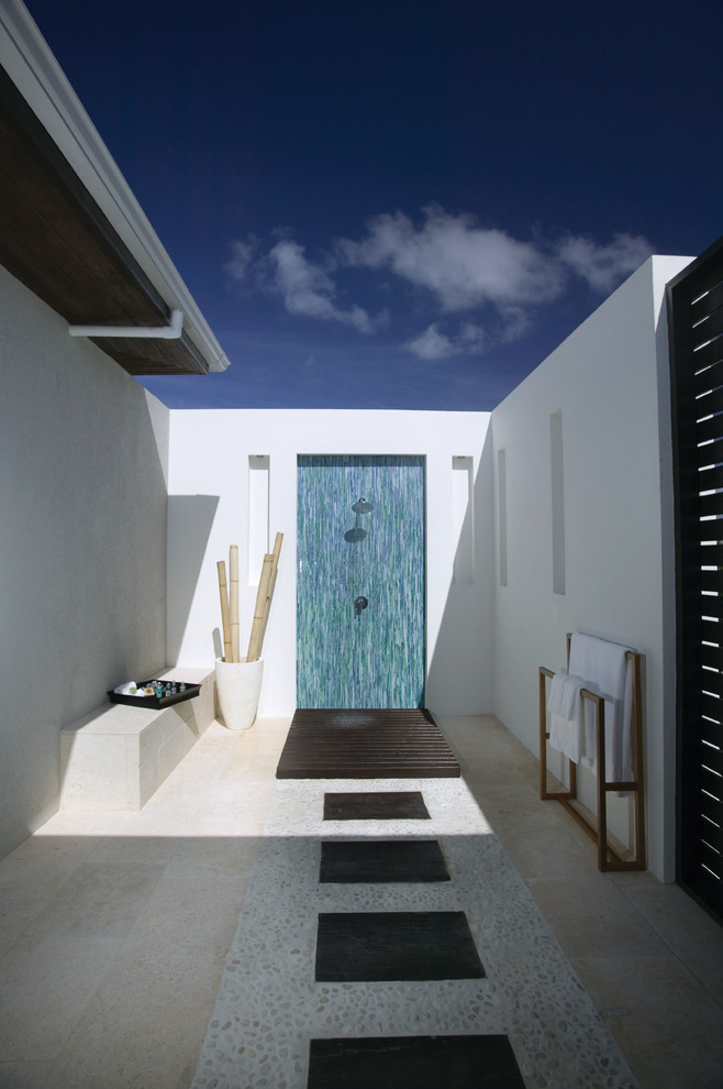 На фото: большая главная ванная комната в современном стиле с открытым душем, белыми стенами, разноцветной плиткой и полом из галечной плитки