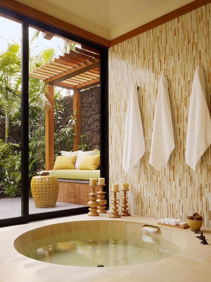 Diseño de cuarto de baño rectangular tropical con bañera encastrada sin remate y baldosas y/o azulejos en mosaico