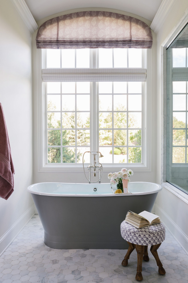 На фото: ванная комната в классическом стиле с отдельно стоящей ванной, бежевыми стенами, полом из мозаичной плитки, белым полом и сводчатым потолком с