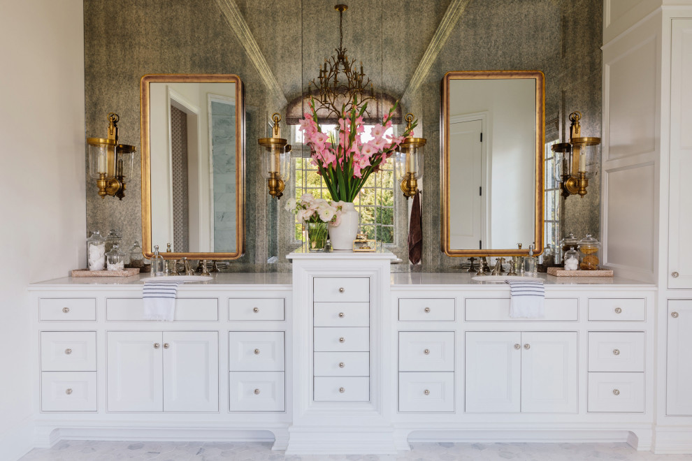Идея дизайна: ванная комната в классическом стиле с фасадами с декоративным кантом, белыми фасадами, зеркальной плиткой, врезной раковиной, серым полом, белой столешницей, тумбой под две раковины и встроенной тумбой