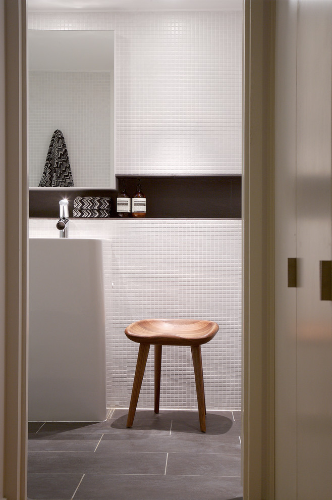 Idéer för att renovera ett mellanstort funkis en-suite badrum, med ett piedestal handfat, vit kakel och vita väggar