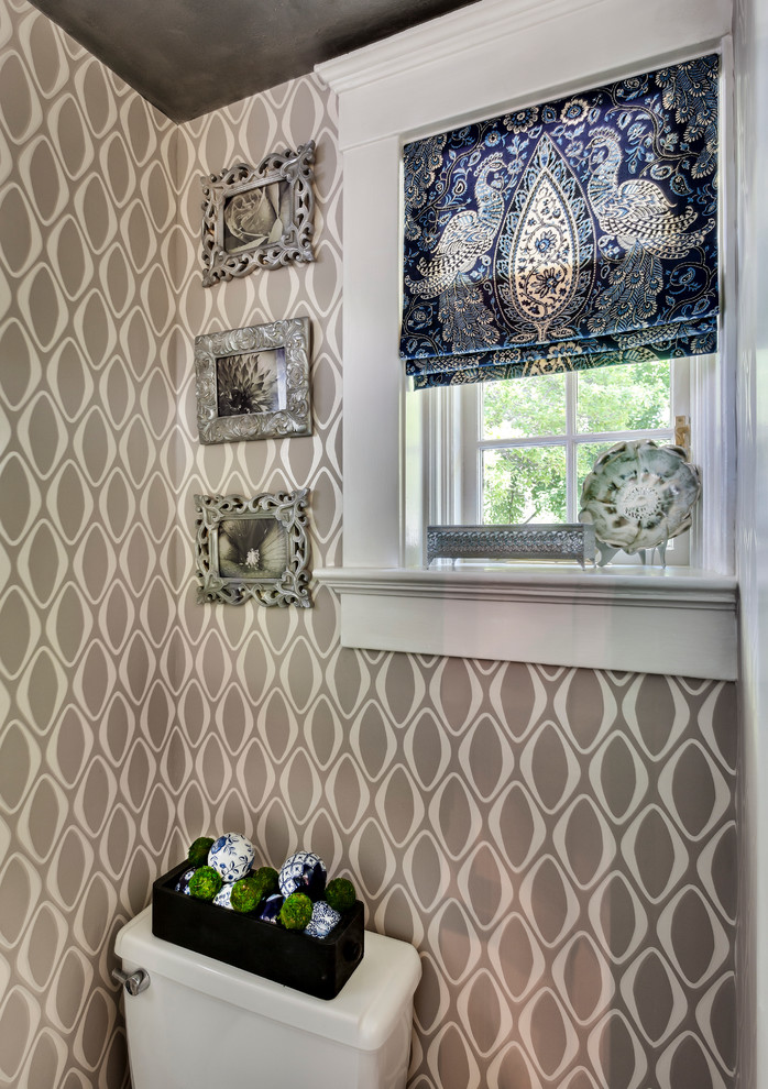 Immagine di una piccola stanza da bagno country con piastrelle grigie, piastrelle a mosaico e pavimento con piastrelle a mosaico