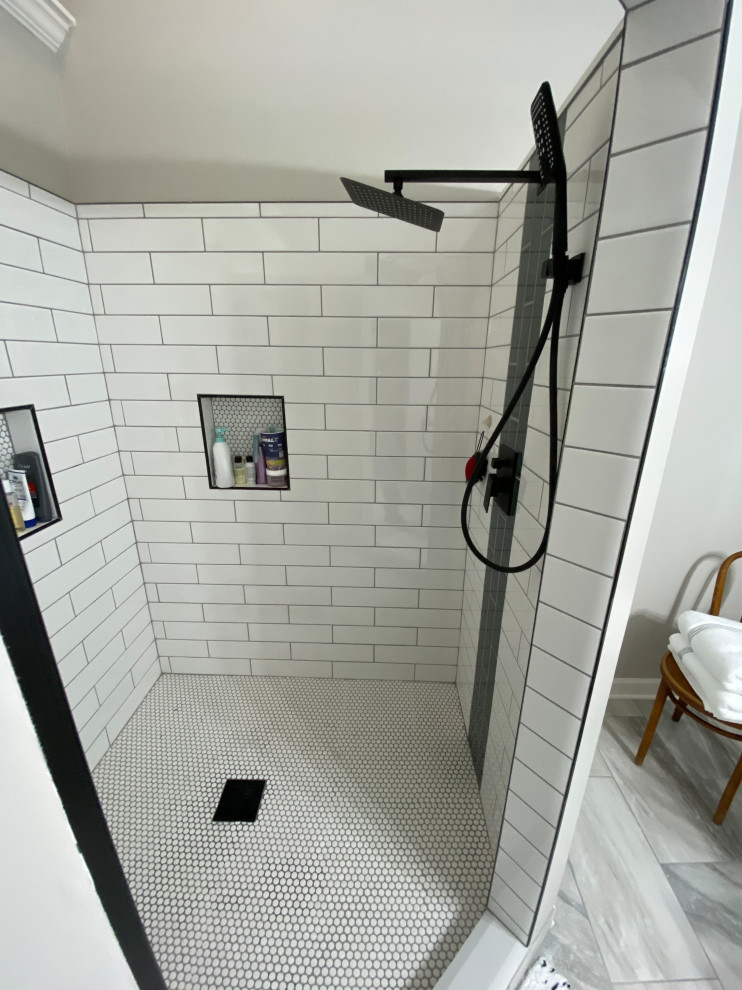 Imagen de cuarto de baño contemporáneo con puertas de armario blancas, ducha esquinera, baldosas y/o azulejos blancos y baldosas y/o azulejos de cerámica