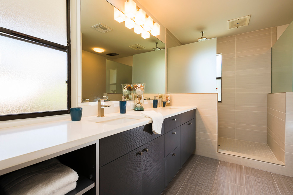 Idee per una stanza da bagno minimal con lavabo sottopiano, ante lisce, ante in legno bruno, doccia aperta, piastrelle beige e doccia aperta