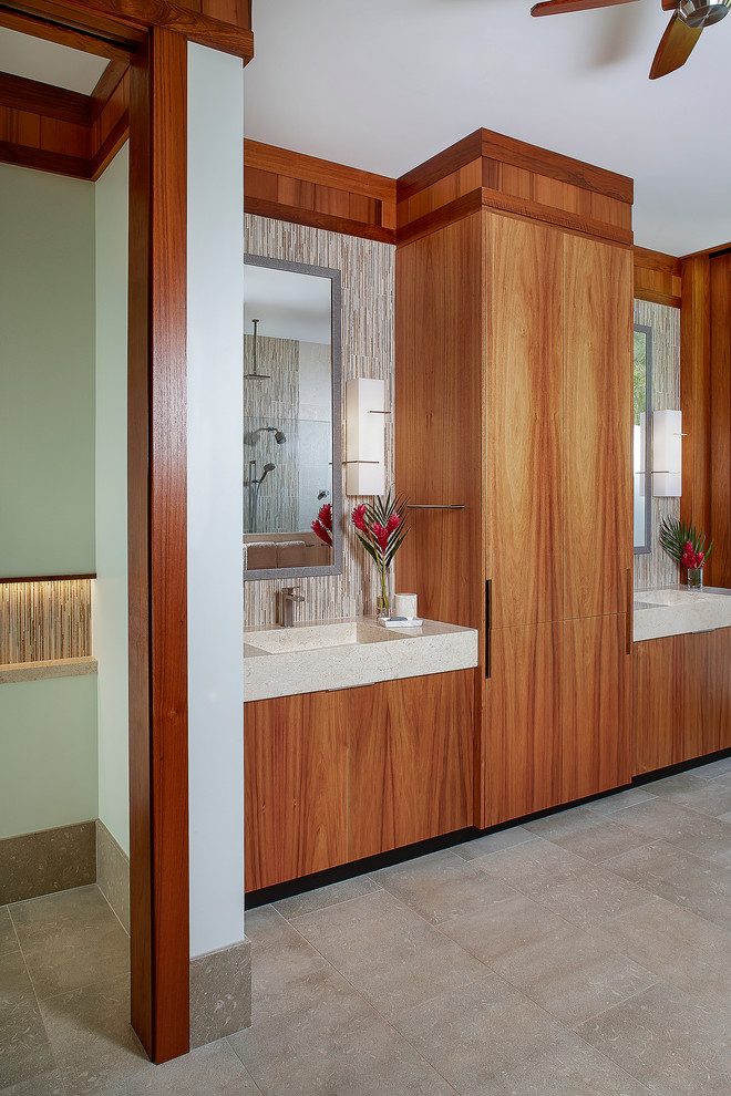 Diseño de cuarto de baño tropical de tamaño medio con armarios con paneles lisos, puertas de armario de madera oscura, paredes beige y lavabo integrado