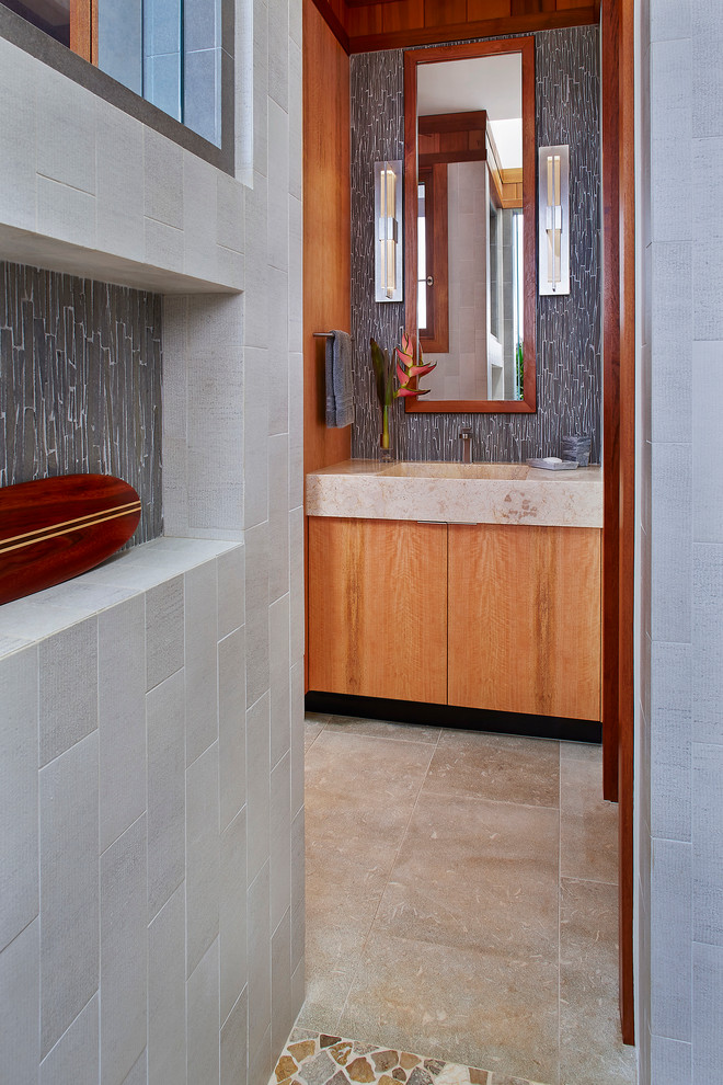 Réalisation d'une salle de bain ethnique en bois brun de taille moyenne avec un placard à porte plane, un mur beige et un lavabo intégré.