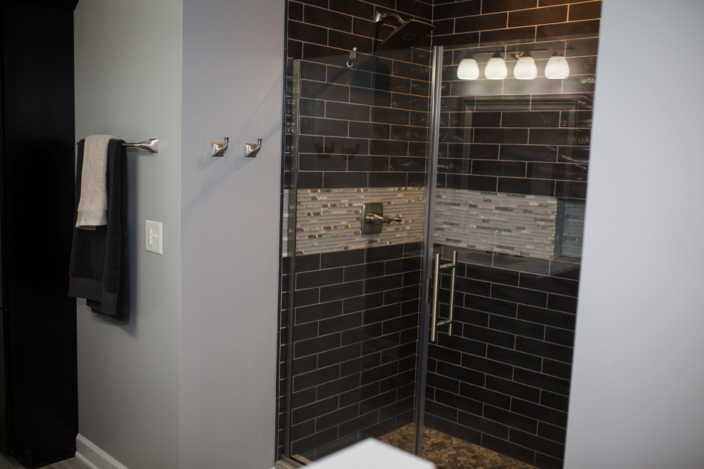 Mittelgroßes Modernes Badezimmer En Suite mit Duschnische, schwarzen Fliesen, Metrofliesen, grauer Wandfarbe und Falttür-Duschabtrennung in Omaha