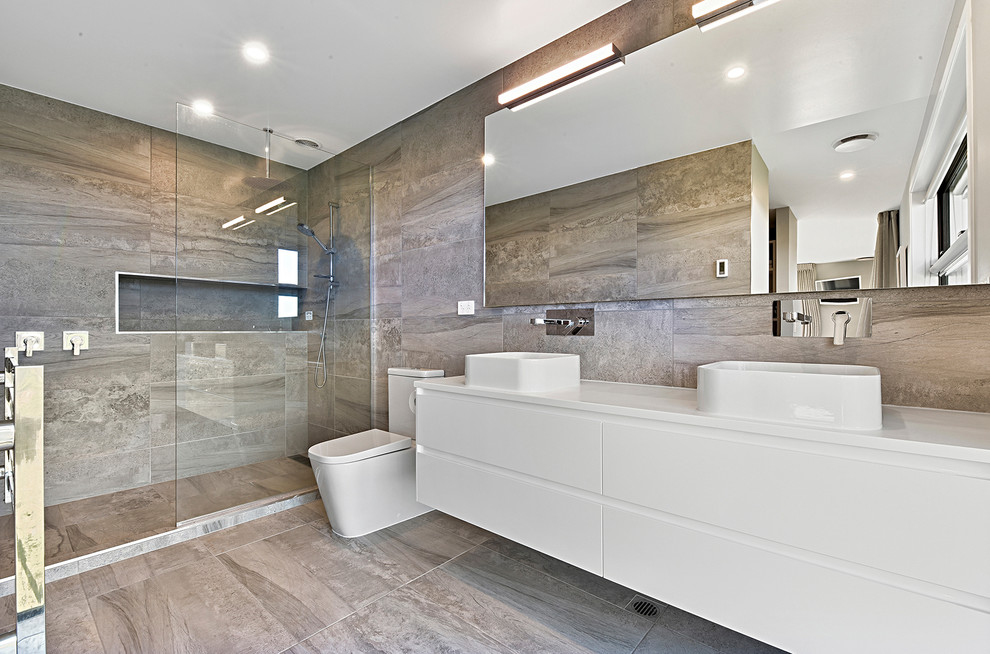 Inspiration för stora moderna vitt en-suite badrum, med luckor med upphöjd panel, vita skåp, en dusch i en alkov, en toalettstol med separat cisternkåpa, beige kakel, beige väggar, ett fristående handfat, beiget golv och med dusch som är öppen