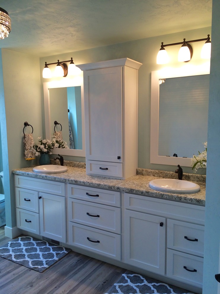 Modern inredning av ett stort en-suite badrum, med ett nedsänkt handfat, skåp i shakerstil, vita skåp, laminatbänkskiva, ett fristående badkar, en hörndusch och vinylgolv