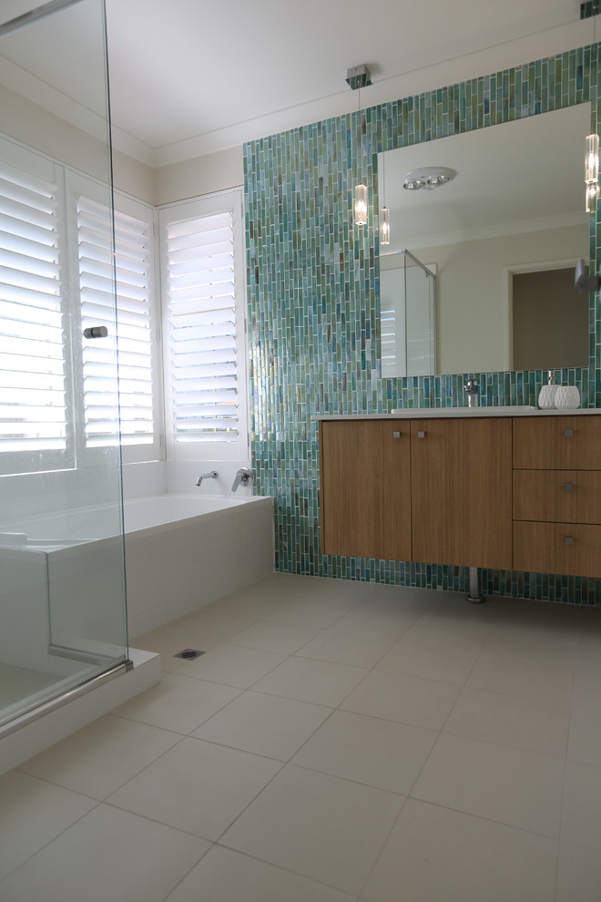 Exempel på ett mellanstort modernt badrum för barn, med ett nedsänkt handfat, möbel-liknande, skåp i mellenmörkt trä, bänkskiva i kvarts, ett platsbyggt badkar, en dusch i en alkov, grön kakel, keramikplattor, gula väggar och klinkergolv i keramik