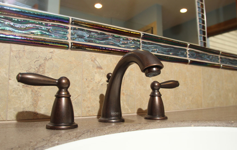 Idée de décoration pour une salle de bain tradition en bois brun avec un carrelage multicolore, un carrelage en pâte de verre et un mur vert.