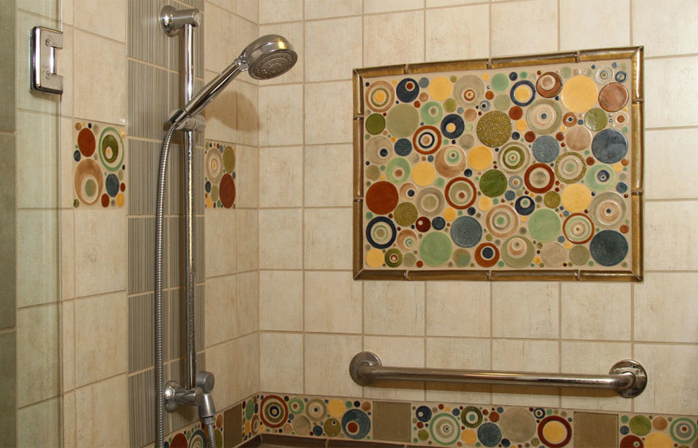 Источник вдохновения для домашнего уюта: ванная комната в стиле фьюжн с душем в нише, бежевой плиткой, разноцветной плиткой и керамической плиткой