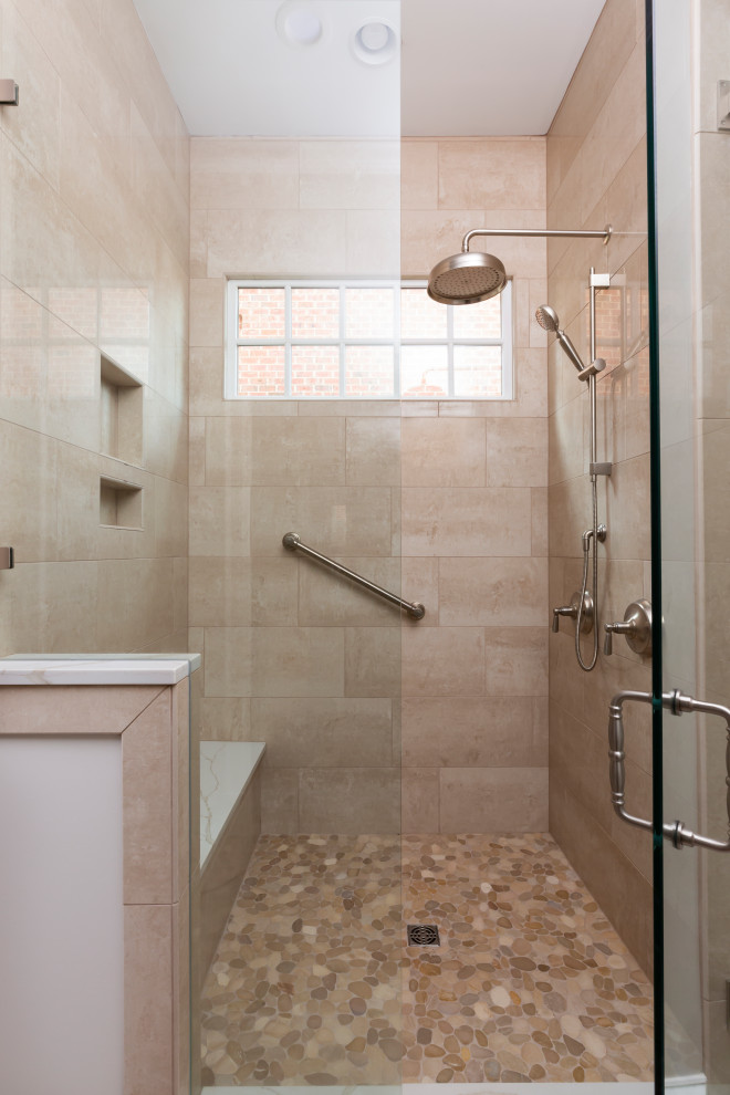 Пример оригинального дизайна: главная ванная комната среднего размера в классическом стиле с угловым душем, полом из керамической плитки, бежевым полом, душем с распашными дверями и белой столешницей