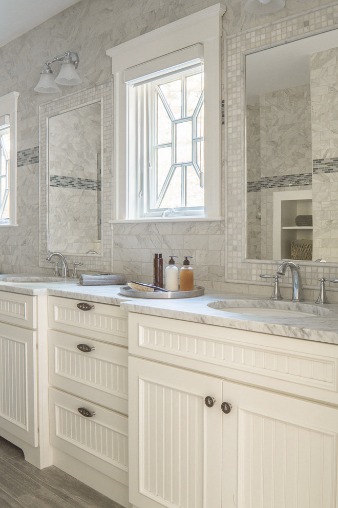 Esempio di una stanza da bagno stile marinaro con ante bianche, ante a persiana, piastrelle grigie, piastrelle di marmo, lavabo sottopiano e top grigio