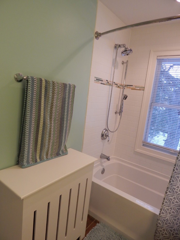 Пример оригинального дизайна: детская ванная комната среднего размера в классическом стиле с плоскими фасадами, зелеными фасадами, ванной в нише, двойным душем, раздельным унитазом, белой плиткой, керамической плиткой, зелеными стенами, полом из керамической плитки, врезной раковиной и столешницей из гранита