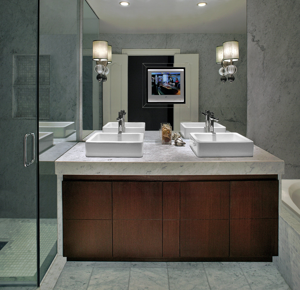 На фото: ванная комната в стиле неоклассика (современная классика) с настольной раковиной с