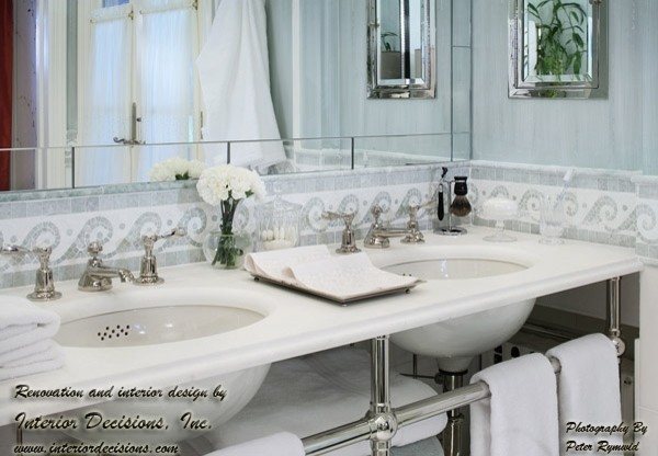 Aménagement d'une salle de bain principale moderne de taille moyenne avec une baignoire indépendante, une douche d'angle, un carrelage blanc, mosaïque, un mur bleu, un sol en marbre, un lavabo de ferme, un plan de toilette en marbre et WC séparés.