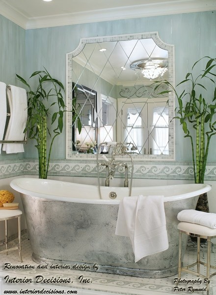 Foto de cuarto de baño minimalista de tamaño medio con bañera exenta, ducha esquinera, sanitario de una pieza, baldosas y/o azulejos blancos, baldosas y/o azulejos en mosaico, paredes azules, suelo con mosaicos de baldosas, lavabo con pedestal y encimera de mármol