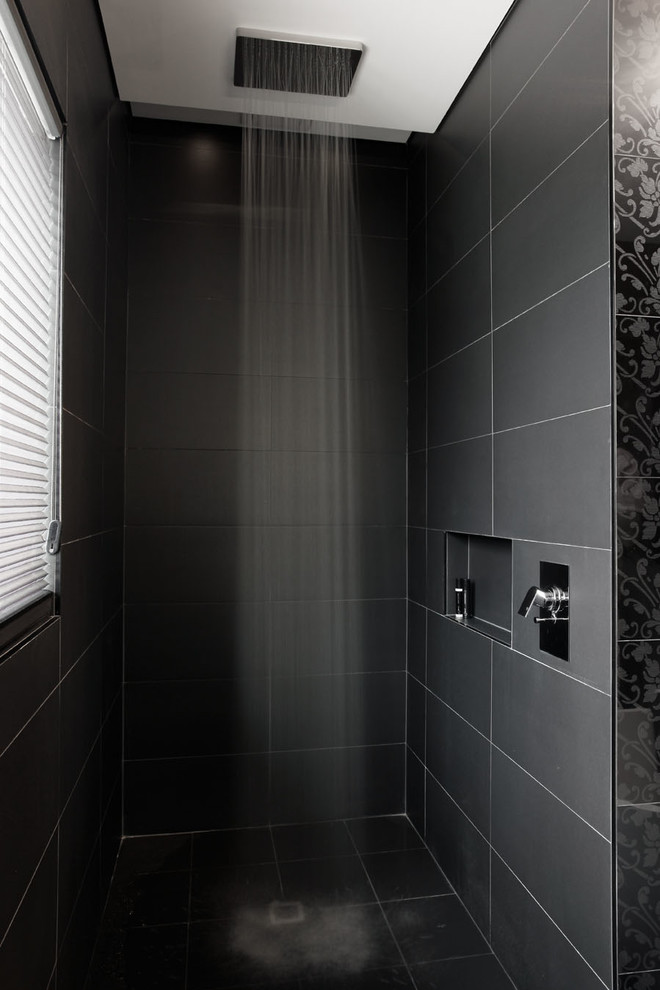 Modern inredning av ett stort badrum, med en öppen dusch, svart kakel, keramikplattor, svarta väggar, klinkergolv i keramik och med dusch som är öppen