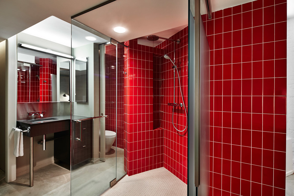 ワシントンD.C.にあるコンテンポラリースタイルのおしゃれな浴室 (アンダーカウンター洗面器、フラットパネル扉のキャビネット、濃色木目調キャビネット、コーナー設置型シャワー、赤いタイル) の写真