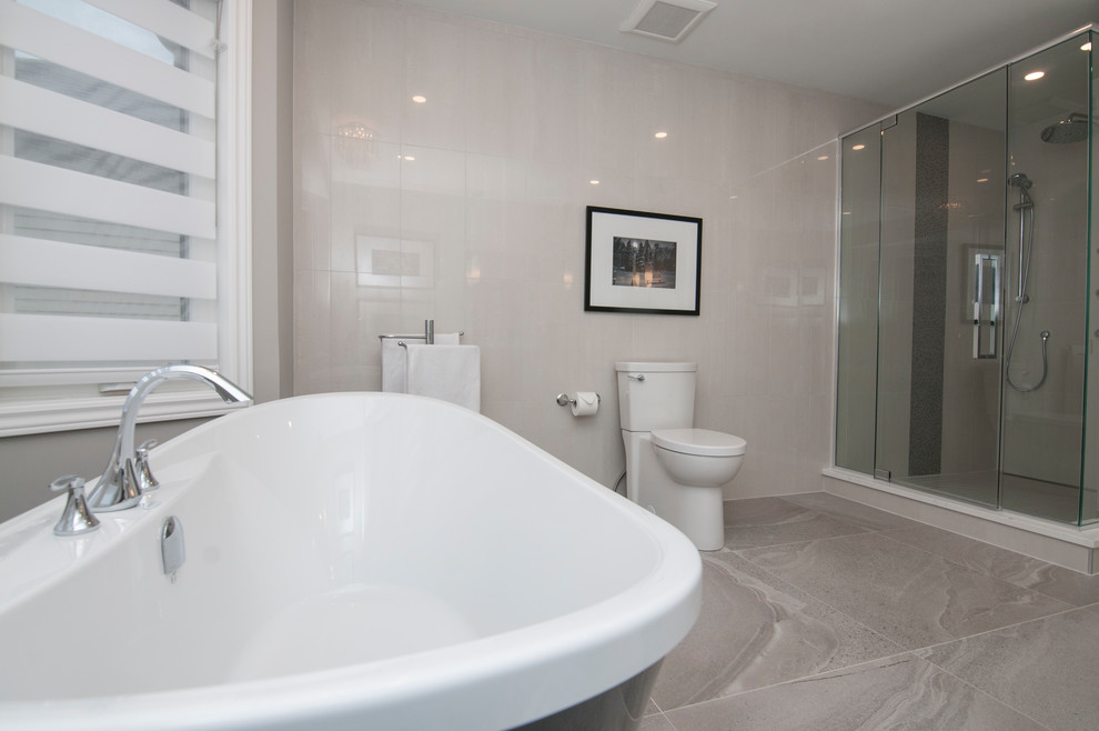 Пример оригинального дизайна: маленькая главная ванная комната в современном стиле с фасадами в стиле шейкер, белыми фасадами, отдельно стоящей ванной, душем в нише, белой плиткой, керамогранитной плиткой, серыми стенами, врезной раковиной, столешницей из искусственного кварца, раздельным унитазом, полом из керамической плитки, серым полом и душем с распашными дверями для на участке и в саду
