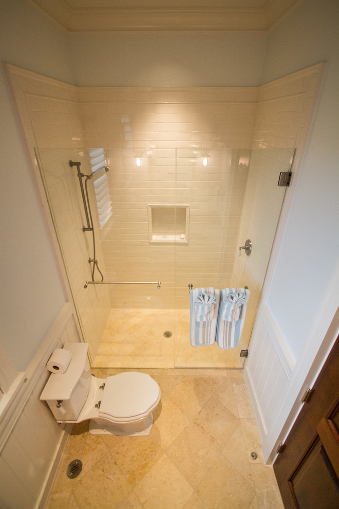 Exemple d'une petite salle de bain chic pour enfant avec un plan de toilette en bois, un carrelage blanc, des carreaux de céramique et un sol en calcaire.