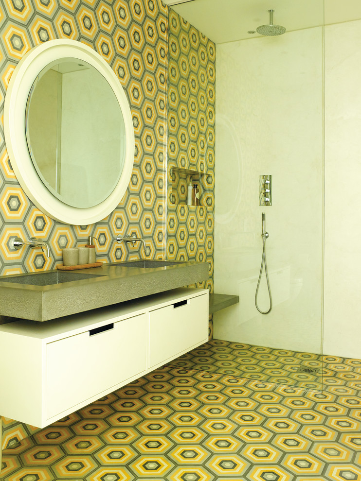 Пример оригинального дизайна: большая главная ванная комната в стиле ретро с плоскими фасадами, белыми фасадами, открытым душем, разноцветной плиткой, разноцветными стенами, полом из винила, монолитной раковиной, столешницей из бетона, разноцветным полом и открытым душем