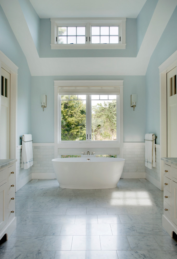 Esempio di una grande stanza da bagno padronale stile marino con ante in stile shaker, ante bianche, vasca freestanding, piastrelle bianche, pareti blu, piastrelle diamantate, pavimento in marmo, top in marmo, pavimento grigio e top grigio