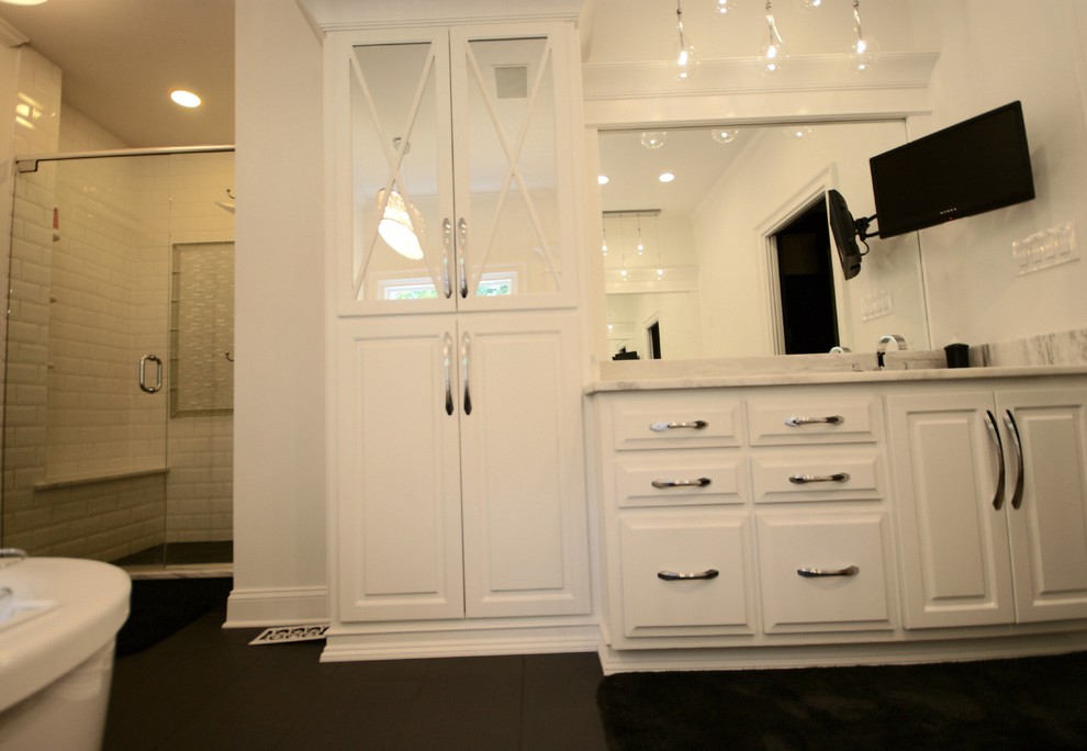 アトランタにあるコンテンポラリースタイルのおしゃれな浴室 (レイズドパネル扉のキャビネット、白いキャビネット、大理石の洗面台、置き型浴槽、コーナー設置型シャワー、白い壁、セラミックタイルの床) の写真