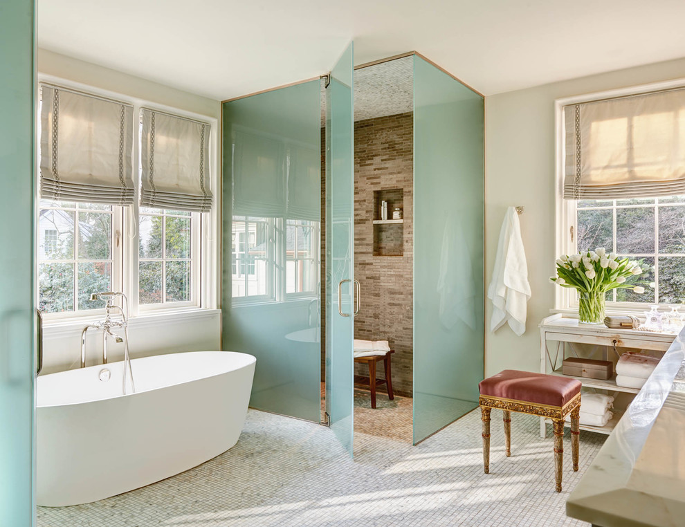 Inredning av ett klassiskt mycket stort en-suite badrum, med ett fristående badkar, grå kakel, mosaikgolv, ett nedsänkt handfat, marmorbänkskiva, en hörndusch, beige väggar och dusch med gångjärnsdörr