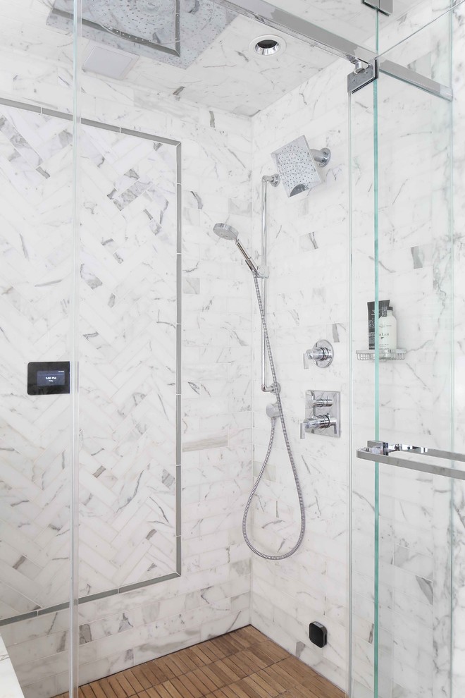 Idéer för vintage en-suite badrum, med skåp i shakerstil, bruna skåp, ett fristående badkar, en hörndusch, vit kakel, marmorkakel, grå väggar, kalkstensgolv, ett undermonterad handfat, bänkskiva i kvartsit, grått golv och dusch med gångjärnsdörr