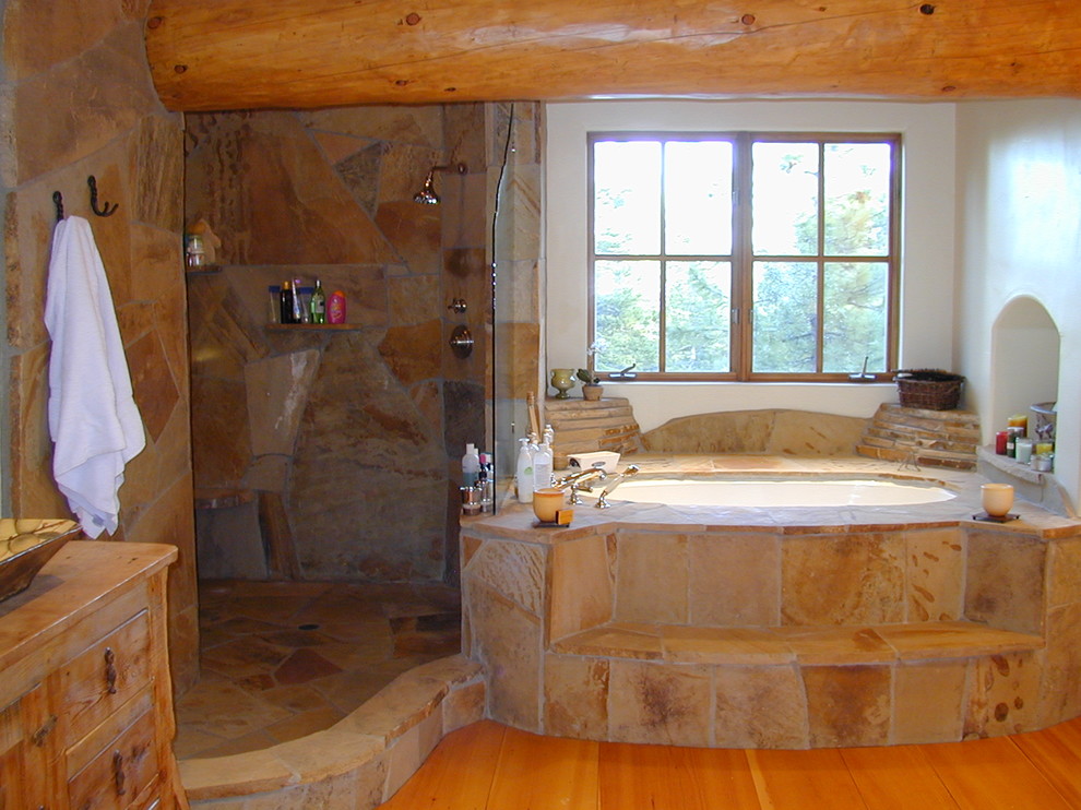 Rustik inredning av ett mellanstort en-suite badrum, med en öppen dusch