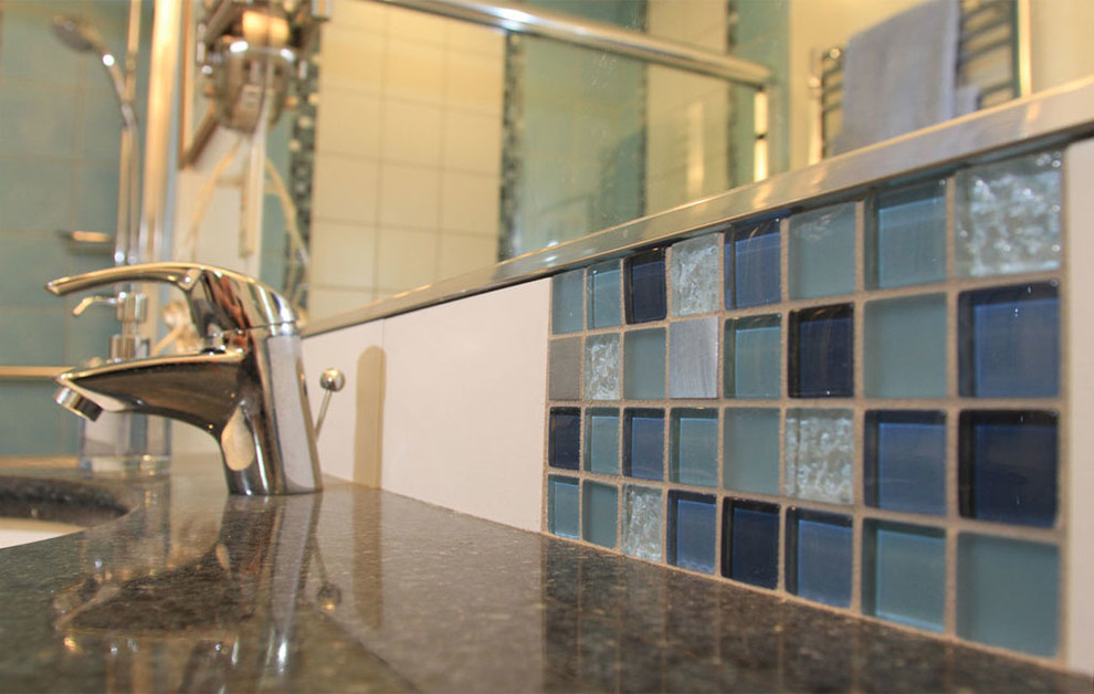 Idée de décoration pour une salle de bain tradition avec un plan de toilette en quartz, un carrelage bleu, mosaïque et un mur blanc.